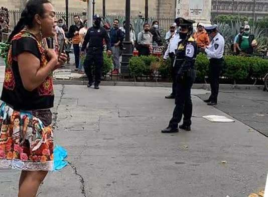 VIDEO Policías le confiscan bici y mercancía a Lady tacos de canasta