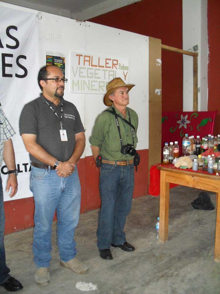 Niños indígenas aprenden en vacaciones a elaboran tinturas vegetales