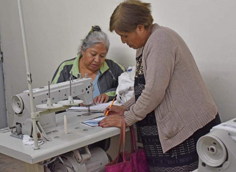 Pandemia deja sin trabajo a talleres de costura en Texmelucan