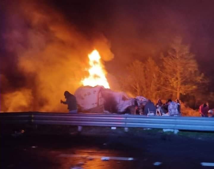 Se incendia autotanque y casi se calcina chofer en la Amozoc-Perote