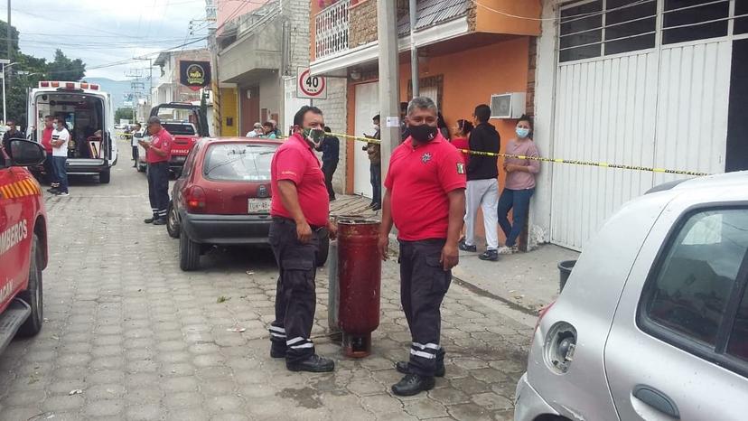 Estalla tanque de gas en Tehuacán y bomberos llegan sin agua para sofocar el fuego