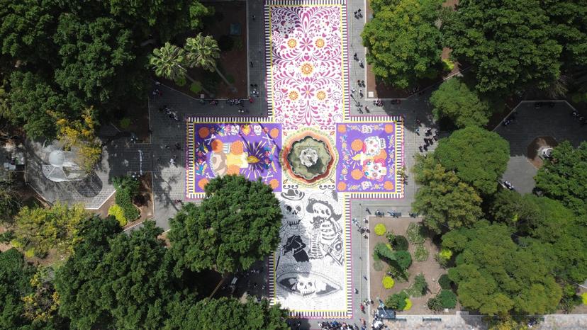 Inauguran Céspedes y Chedraui primer tapete monumental en el zócalo