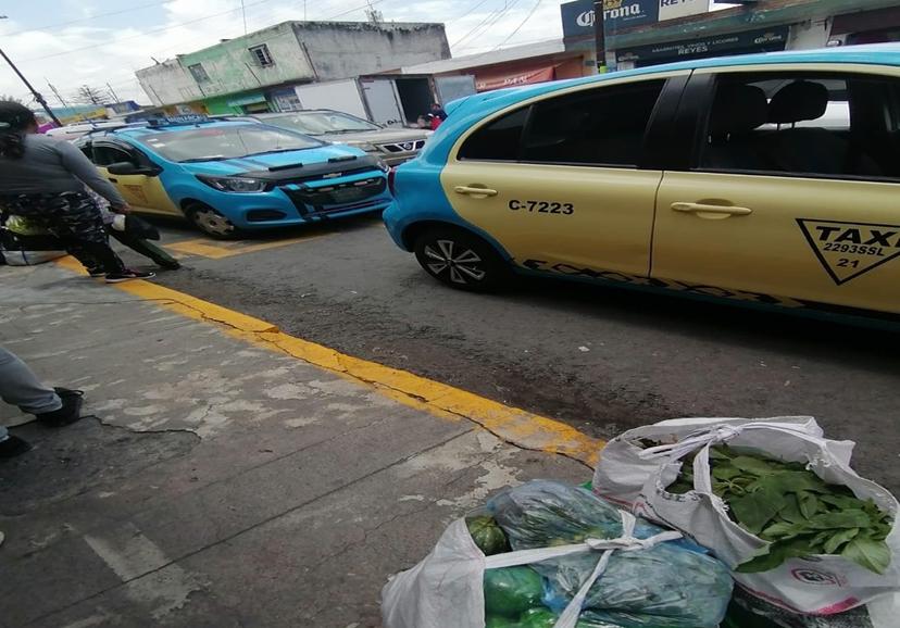 Denuncian invasión de taxis en los alrededores del tianguis regional