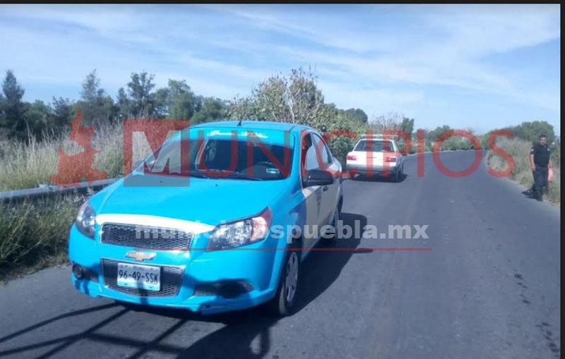 Roban taxi en Tecamachalco pero policías los enfrentan