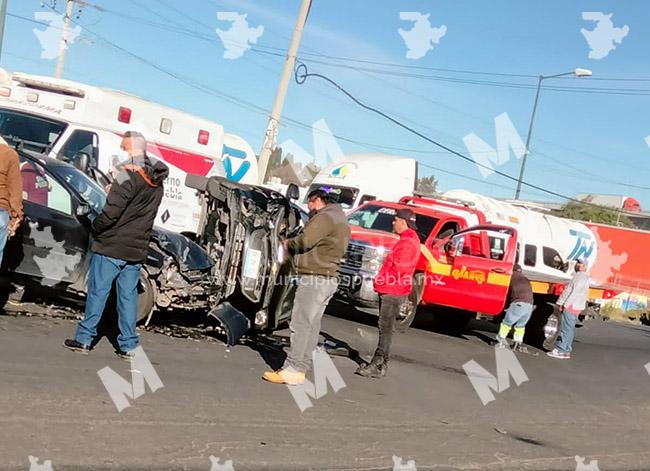 Taxi vuelca al chocar con auto en avenida Héroe de Nacozari