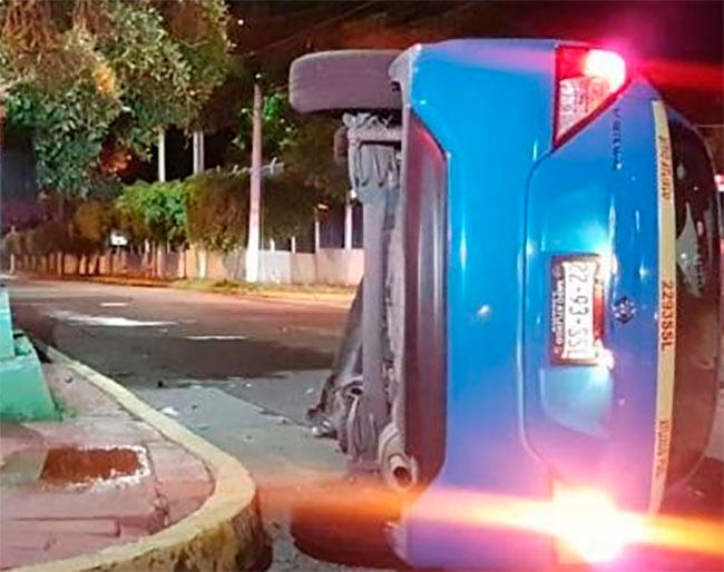 Taxista se voltea de madrugada y deja abandonada su unidad en Atlixco