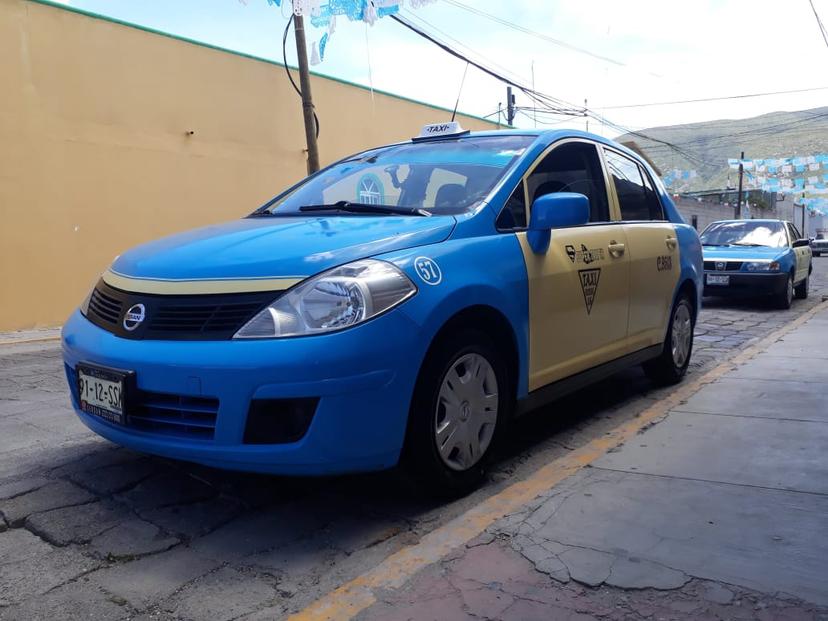 Con lujo de violencia roban taxi en Tecamachalco 