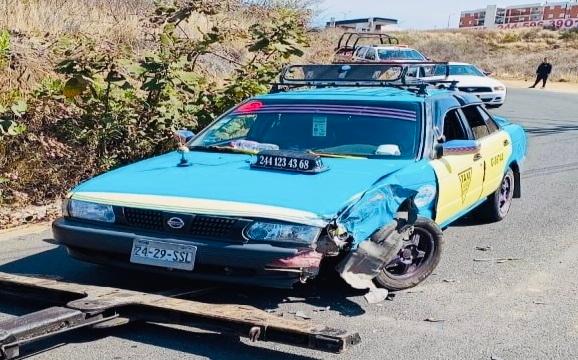 Choque entre taxi y camión pesado en límites de Atlixco y Tianguismanalco