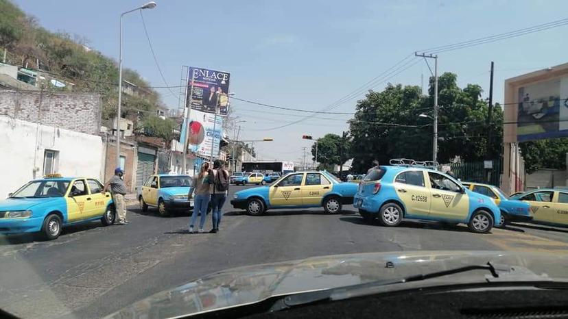 Taxistas bloquean acceso a Izúcar