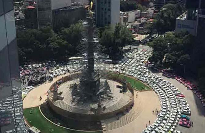 Cientos de taxistas toman el Ángel de la Independencia