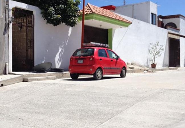 Roban vehículo en acceso a Tecamachalco