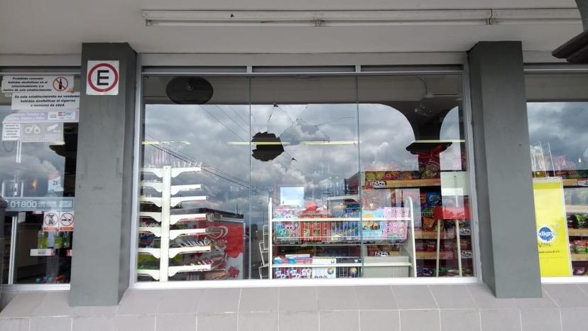 Encapuchados asaltan Oxxo en Tecamachalco