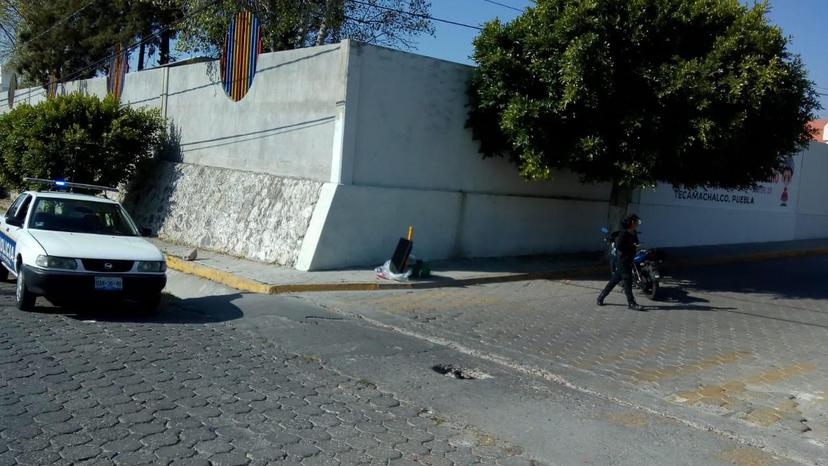 Ladrón huye y abandona lo robado en kínder de Tecamachalco