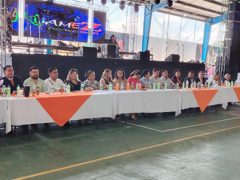Homenajean en Tecamachalco a docentes muertos en la Cuacnopalan