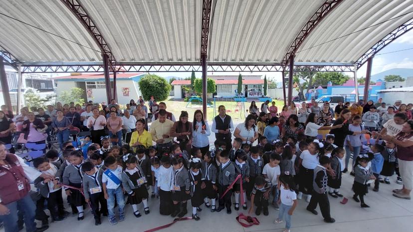 Ayala entrega techo en jardín de niños