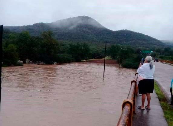 Se inunda Tecomatlán debido a las fuertes lluvias