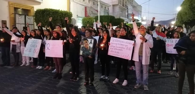 En Tehuacán estudiantes marchan en silencio para exigir justicia