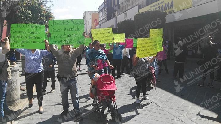 Se manifiestan comerciantes por trato inequitativo de Felipe Patjane