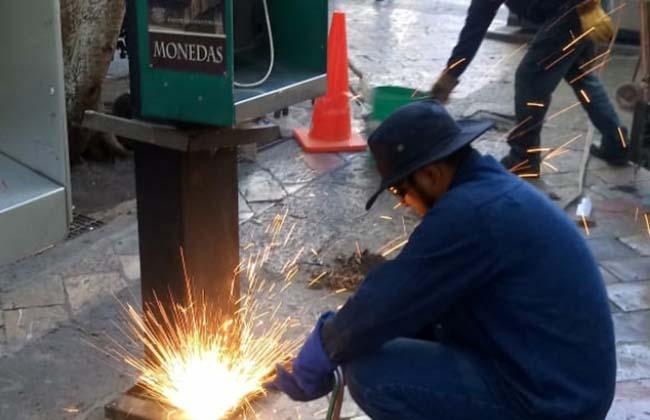 Retiran casetas telefónicas obsoletas en el centro histórico de Puebla