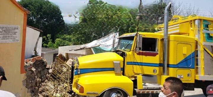 Camión pierde frenos e impacta contra vivienda en Tenampulco