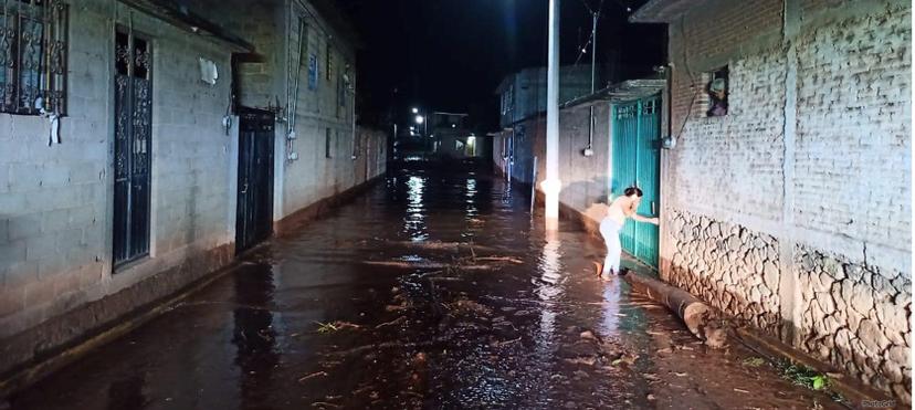 Se desborda cauce del río Colorado en Teopantlán