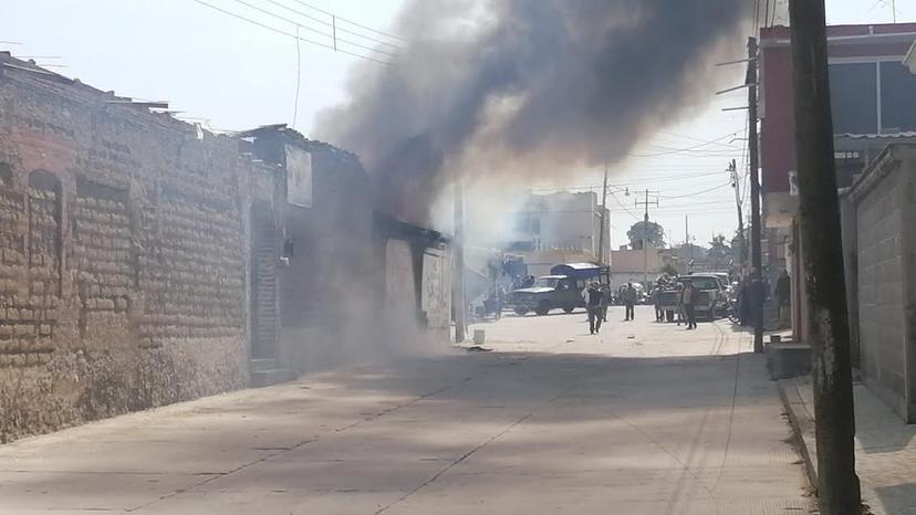 Arde bodega donde almacenaban combustóleo en Teotlalcingo