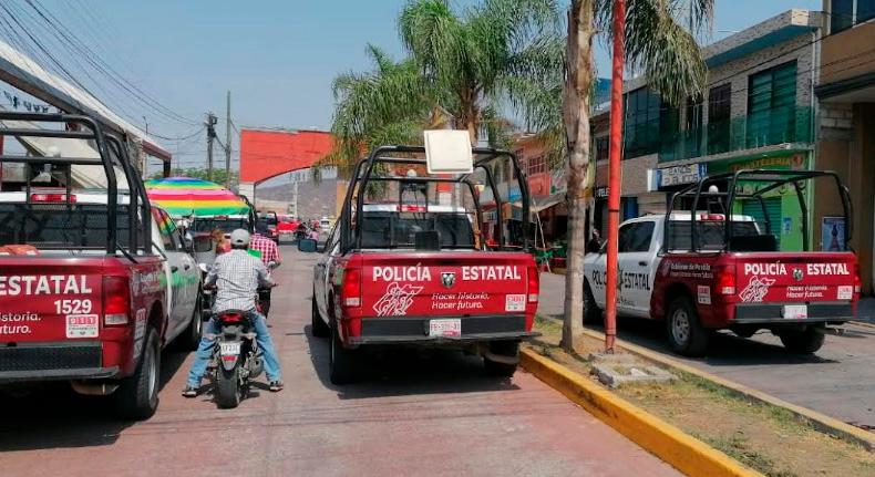 Intentan levantar a abuelitos a unos metros de la alcaldía de Tepeojuma  