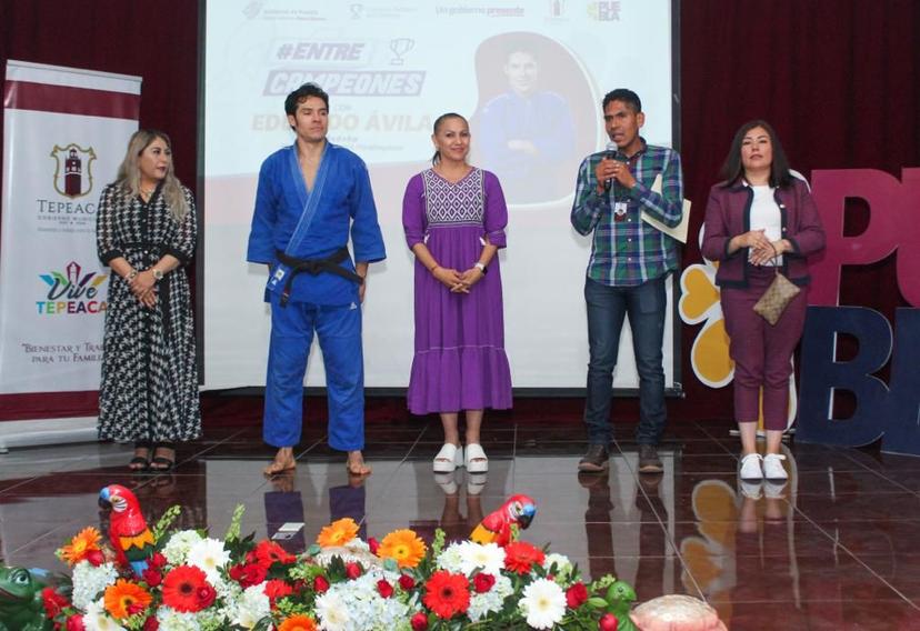 Mediante charla, INPODE motiva a jóvenes de Tepeaca y Acatlán a incursionar en el deporte