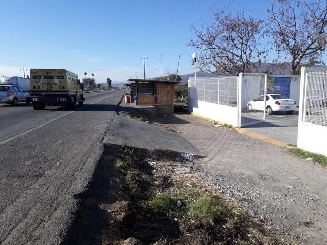 Se caen ancianitos por entrada peligrosa al Centro de Salud de Tepeojuma