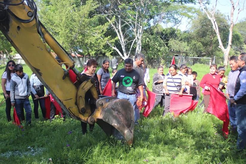 Construye Ayuntamiento de Tepexi comedor escolar en Huajoyuca