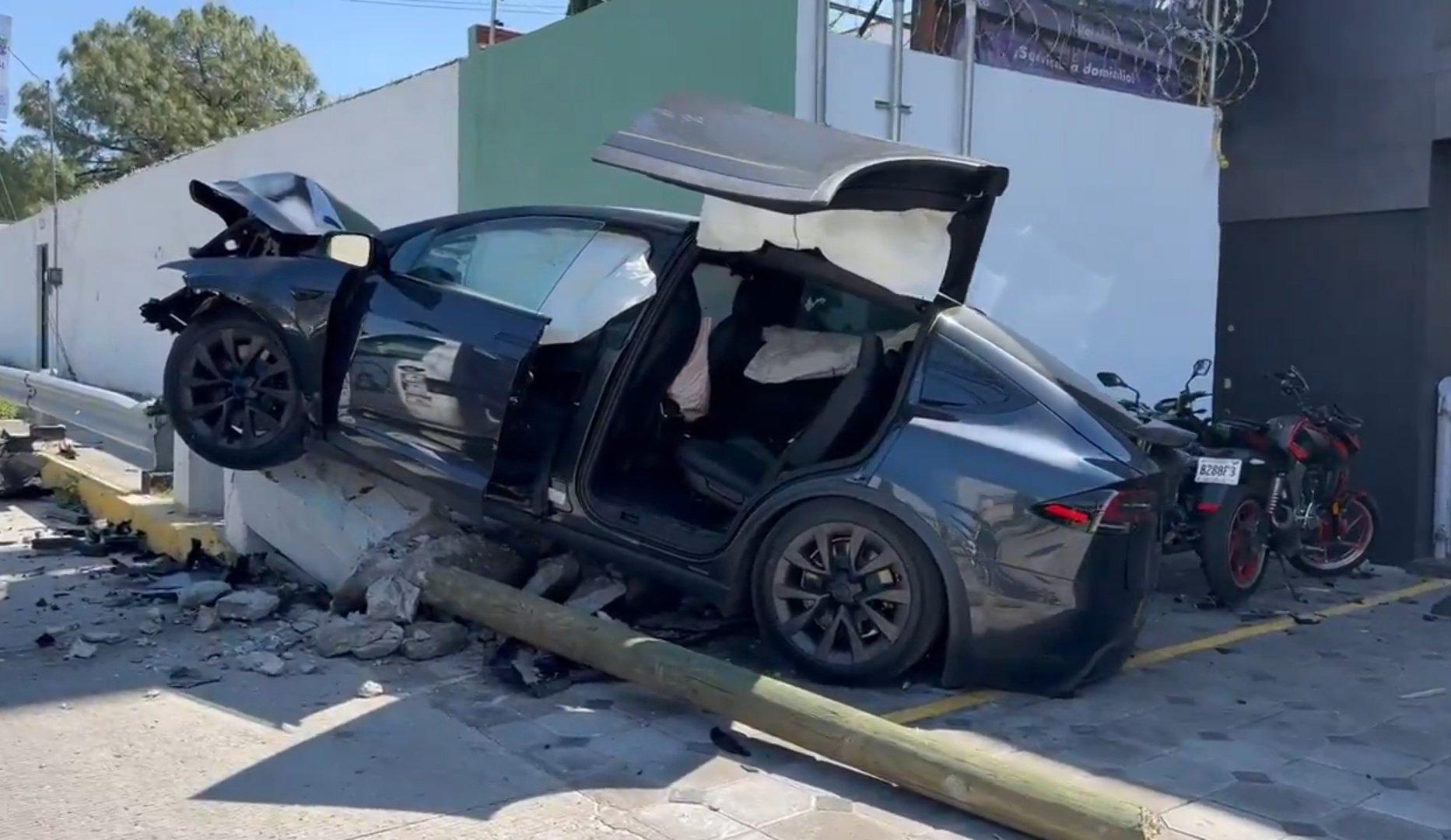 VIDEO Falla mecánica provoca accidente de Tesla en Puebla