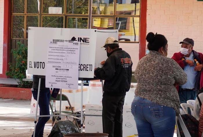 Con retraso e incidentes menores arrancó jornada electoral en Tecamachalco