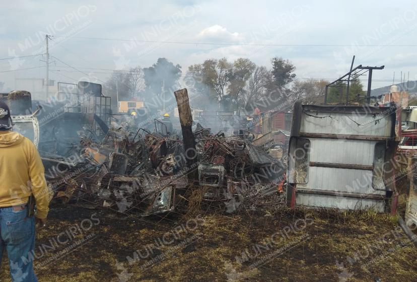 Se incendia deshuesadero y causa alarma en Texmelucan