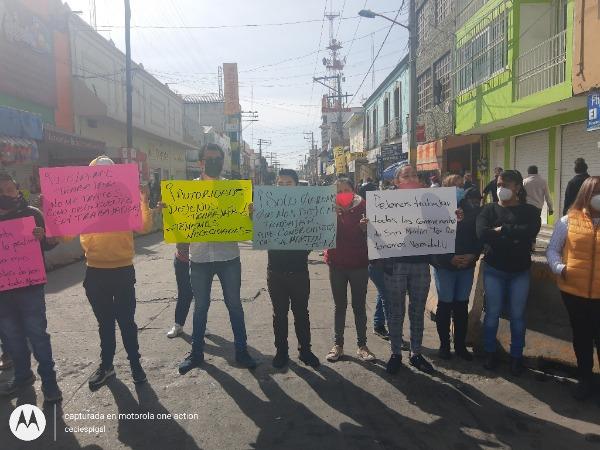 VIDEO Comerciantes establecidos se manifiestan por piso parejo en Texmelucan