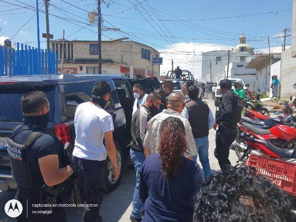 VIDEO Zafarrancho entre vecinos y autoridades por obra donada en Texmelucan