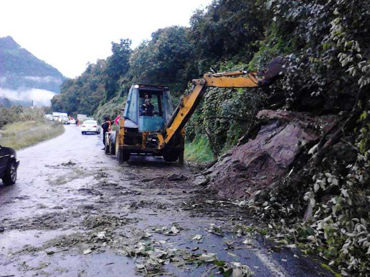 Dos derrumbes en carreteras de Teziutlán por Fernand