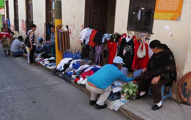 Invade ropa americana y pirata el tianguis de Zacapoaxtla