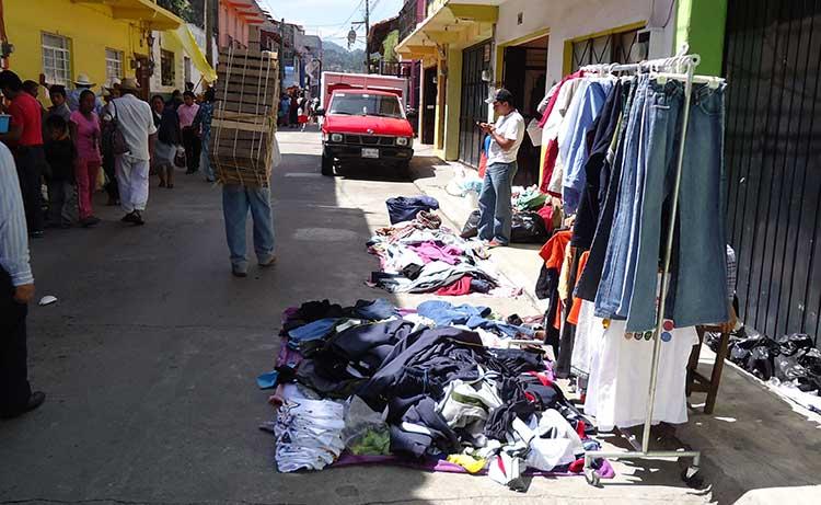 Invade ropa americana y pirata el tianguis de Zacapoaxtla