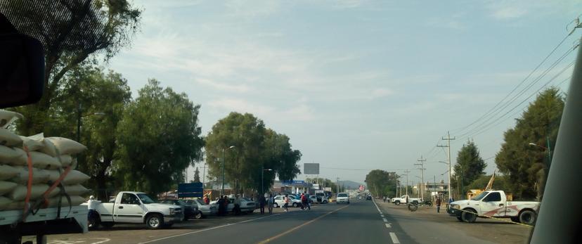 Sin medidas sanitarias también se instala tianguis de autos en Texmelucan