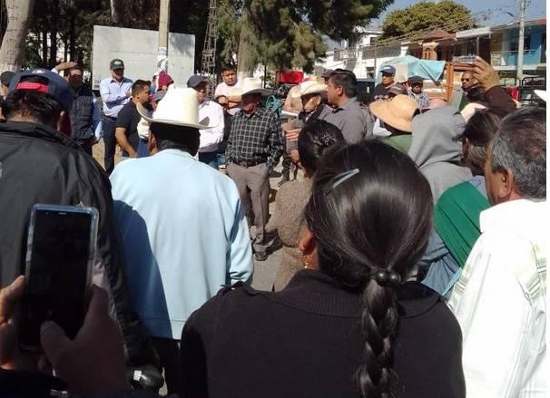 Tensión en Tianguismanalco por clausura de obra del Ayuntamiento de parte de vecinos