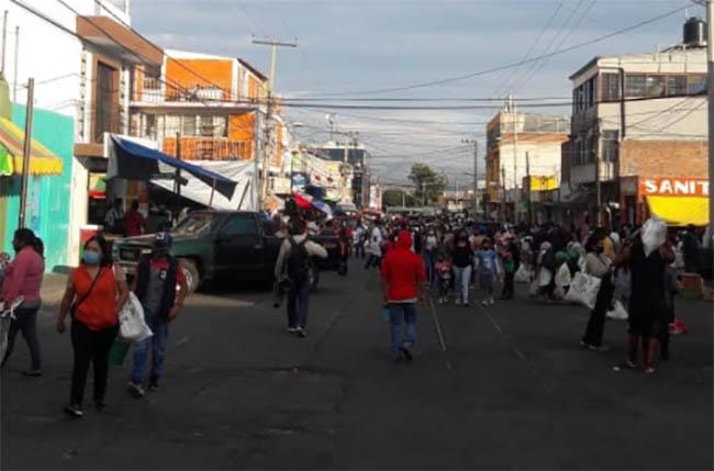 Aún sin tianguis, calles de Atlixco registran gran cantidad de personas