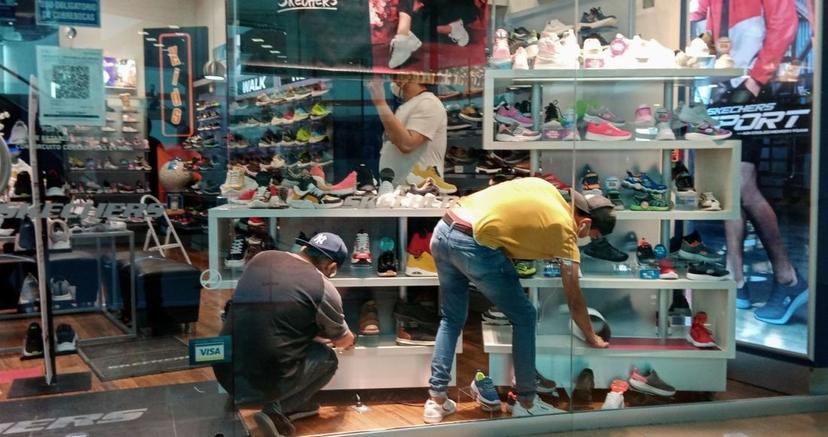 Roban 2 millones de pesos en tenis del pie izquierdo en CDMX