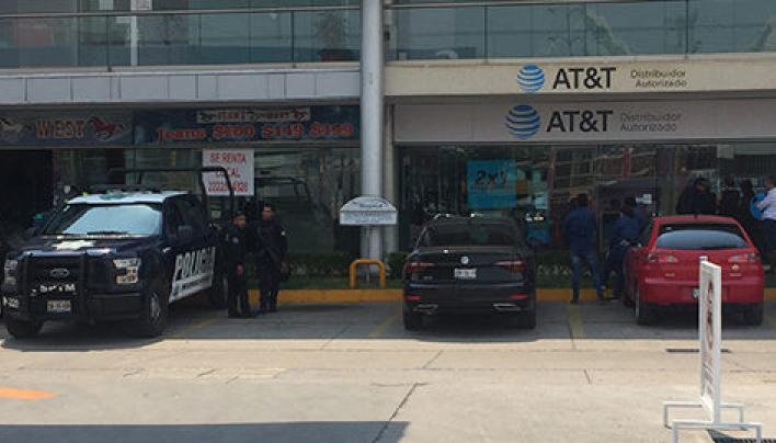 Asaltan tienda AT&T en Izúcar