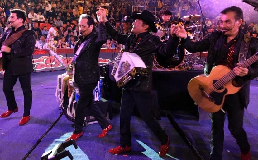 Pobreza franciscana alcanza para Los Tigres del Norte en Grito del 15