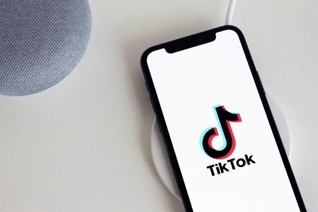 Niñas mueren tras intentar reto viral de TikTok en edificio abandonado