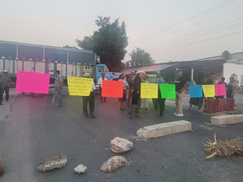 Padres de familia de primaria en Tilapa cierran la carretera Izúcar-Atencingo