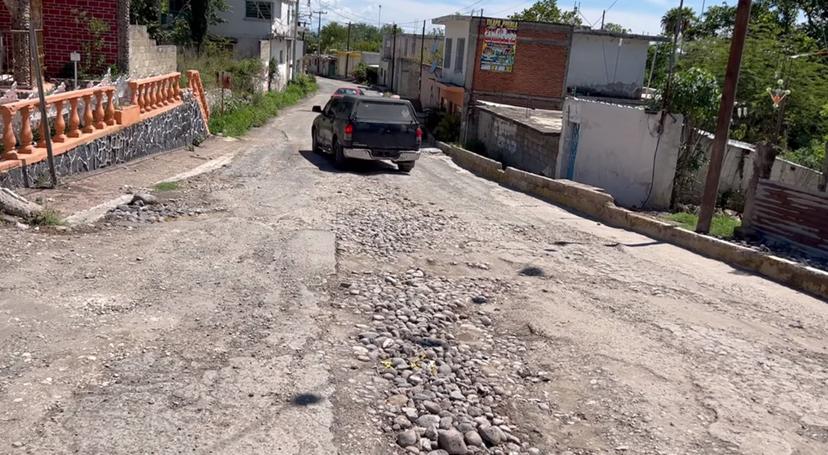 Vecinos de Tilapa denuncian abandono de obra de calle principal  