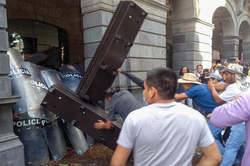 Pobladores de La Resurrección causan destrozos en palacio municipal porque les cerraron bares clandestinos 