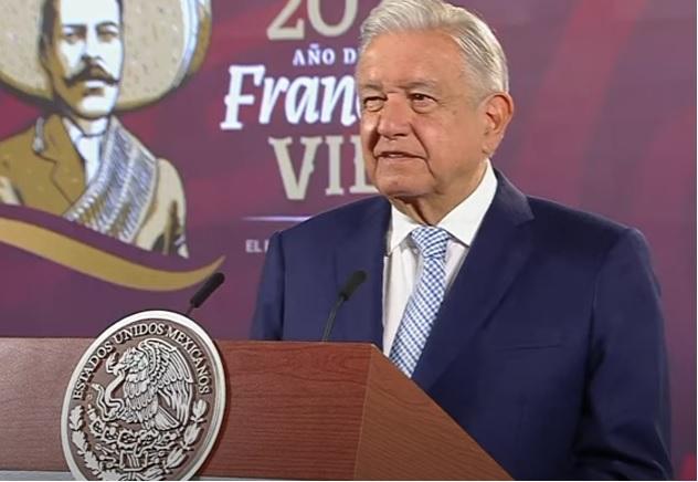 AMLO miente sobre la periodista Nayeli Roldán y calla ante los contratos de sus amigos