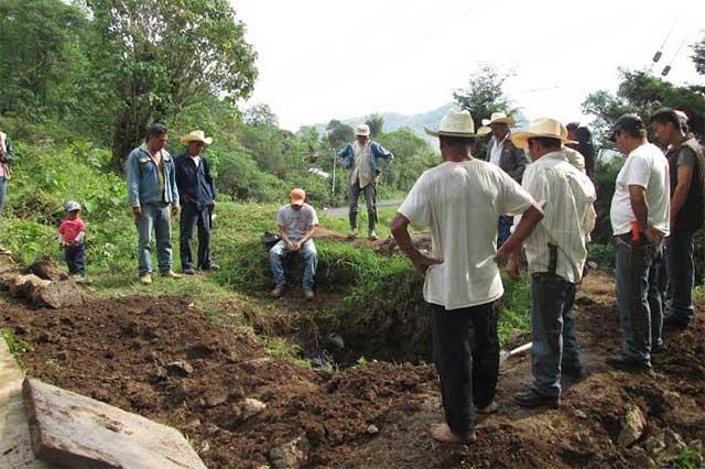 Cortan agua y presionan a pobladores de Huixtla para cambiarse de casas